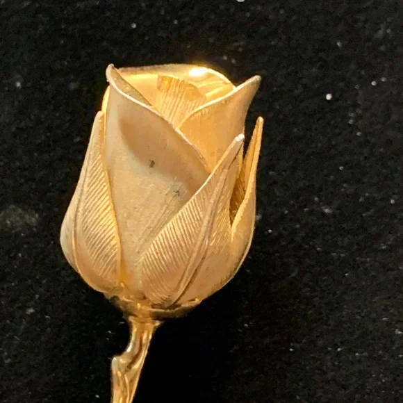 LOT OF 4 60’s GOLDEN LEAF BROOCHES AND ROSE BROOCH - Picture 3 of 13